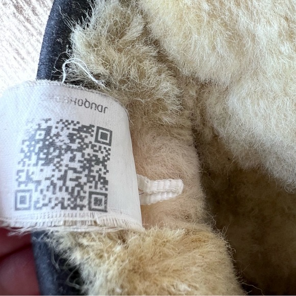 UGG Black Leather Shearling Slippers Men’s 9 / Women 10 Cozy Comfy House Shoes - Picture 8 of 13